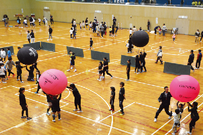 写真：キンボールの様子