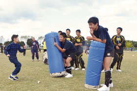 写真：ラグビータックルの様子