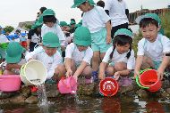 園児たちによる放流の画像3