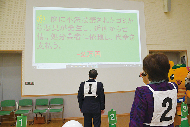 写真：出た目に記された空き家問題を読み上げるプレイヤーの石津議長