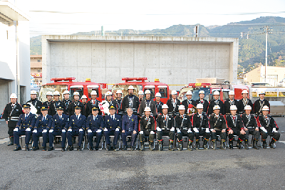 写真：貸与された車両の前で集合写真