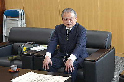 写真：受賞を報告する脇斗志也代表取締役