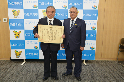 写真：賞状を持って脇さんと市長で記念撮影
