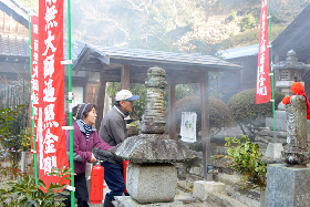 写真：消火器ーで初期消火を行うお寺関係者たち