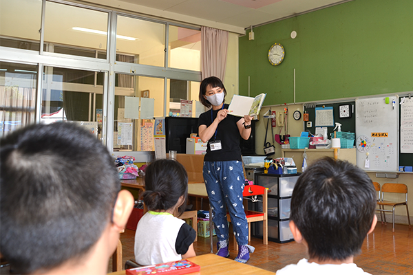 写真：芸術士の長谷川さんが園児たちに絵本の読み聞かせ