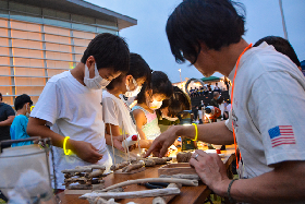 写真：レッツエンジョイブースで工作体験