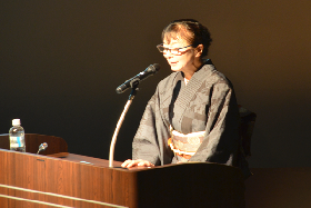 写真：講演する西澤真美子さん