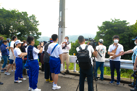 写真：宝洞山1号墳を見下ろしてレクチャー