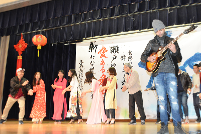 写真：ギターで踊る