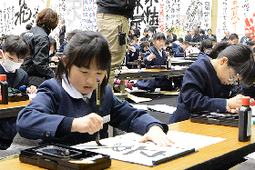 写真：半紙に向かう様子