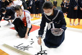 写真：書道パフォーマンスの指導