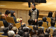 写真：観客席で講演する夏井さん