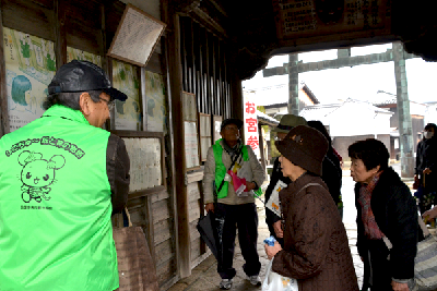 写真：三島神社でガイドの説明を受ける様子