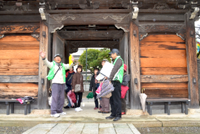 写真：興願寺でガイドの説明を受ける様子