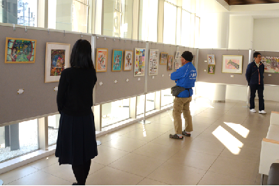 写真：市民交流棟でのアート展の様子