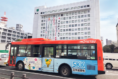 写真：松山市役所前を走るラッピングバス