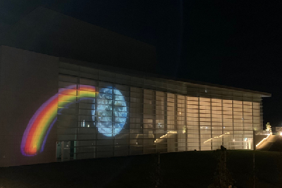 写真：壁面に投影された「青い地球と虹」
