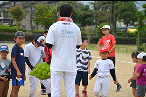 写真：鎌倉さんと子どもたち