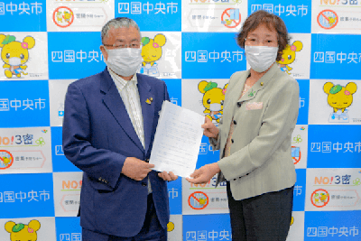 写真:石津議長から要望書を受け取る篠原市長