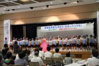 森實さんと中曽根小学校児童との合唱の画像