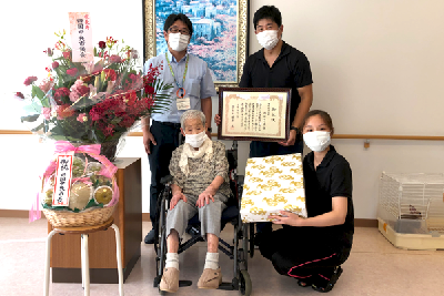 市内最高齢者107歳の白田サワ子さんの画像