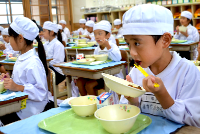 スマを食べる小学生の画像