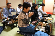 霧の森での新宮茶の飲み比べの様子の画像