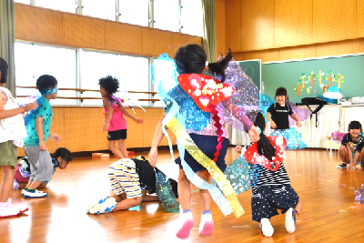 写真：飛び跳ねる園児たち