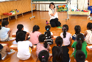 写真：絵本をよむ長谷川さん