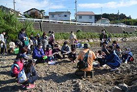 学芸員の説明を受ける様子