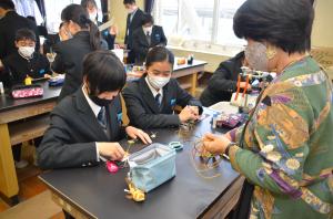 写真：水引の体験学習の様子