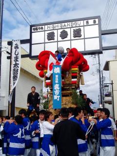 秋祭りで賑わう西参道商店街（整備後）