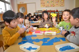 画像：ステンドカラーを切り取る子どもたち