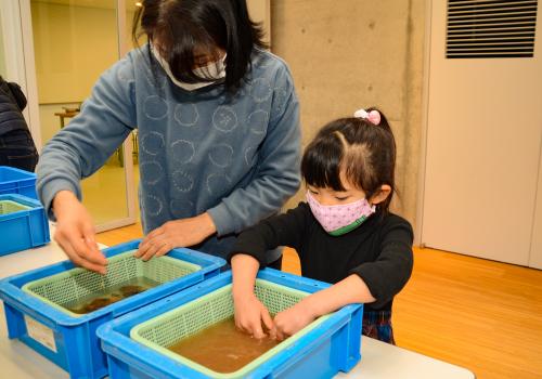 写真：土器洗い体験の様子