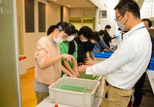 写真：土器洗いの様子