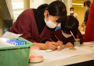 写真：土器に注記する様子