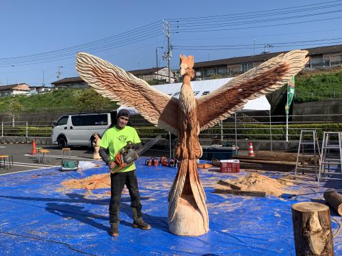画像：完成した鳳凰の彫刻と講師の林さん