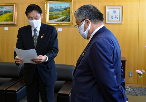 議長が要望書を手渡す