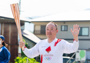 画像：聖火をつなぐ第5ランナー