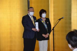 画像：目録を手に市長と桂会長の記念撮影