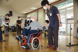画像：足こぎ車いすに試乗している様子