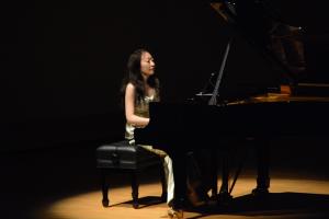 画像：広瀬悦子さんによるピアノ演奏の様子
