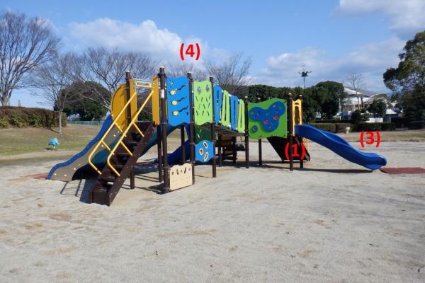 伊予三島運動公園こども広場(複合遊具南側)