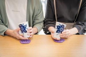 砥部焼フリーカップ・水引コースターをそれぞれペアでプレゼント