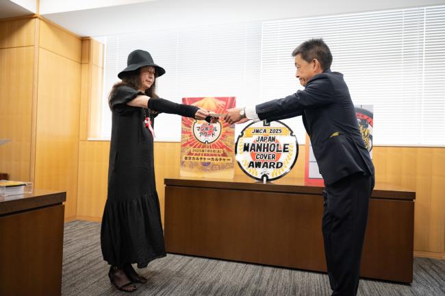日本マンホール蓋アワード実行委員 飯田眞三様より大西賢治市長に表彰状が授与されました。